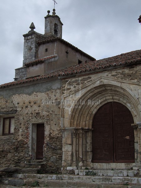 Espadaña y portada