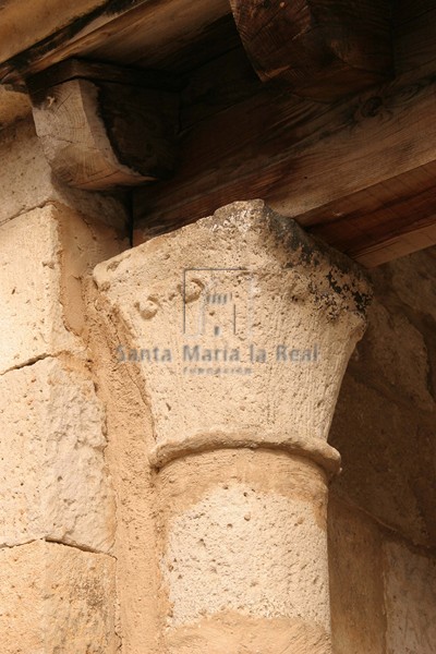 Capitel del pórtico