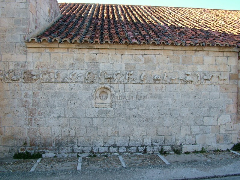 Muro meridional con el calendario agrícola y vano