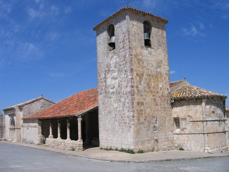 Vista general de la iglesia de San Bartolomé y la capilla de San Galindo