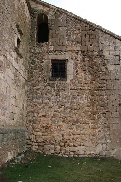 Muro occcidental con restos de la primitiva espadaña