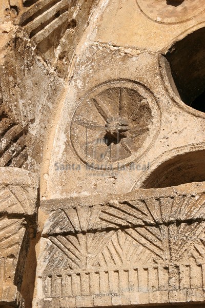 Detalle de la decoración de la portada