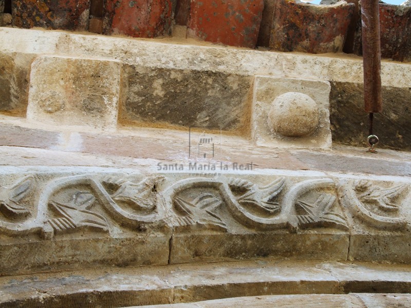 Detalle de arquivolta y canecillos