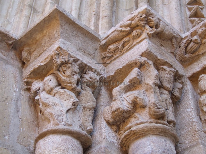 Capiteles del lado izquierdo de la portada Capiteles del lado izquierdo de la portada