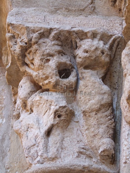 Capitel del lado izquierdo de la portada