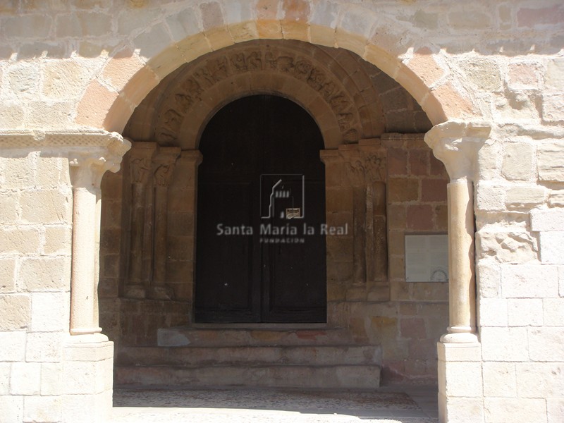 Puerta de ingreso al pórtico