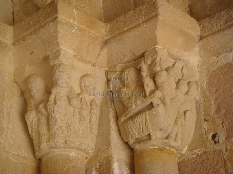 Capiteles del lado derecho de la portada. Las Tres Marías ante el sepulcro de Cristo