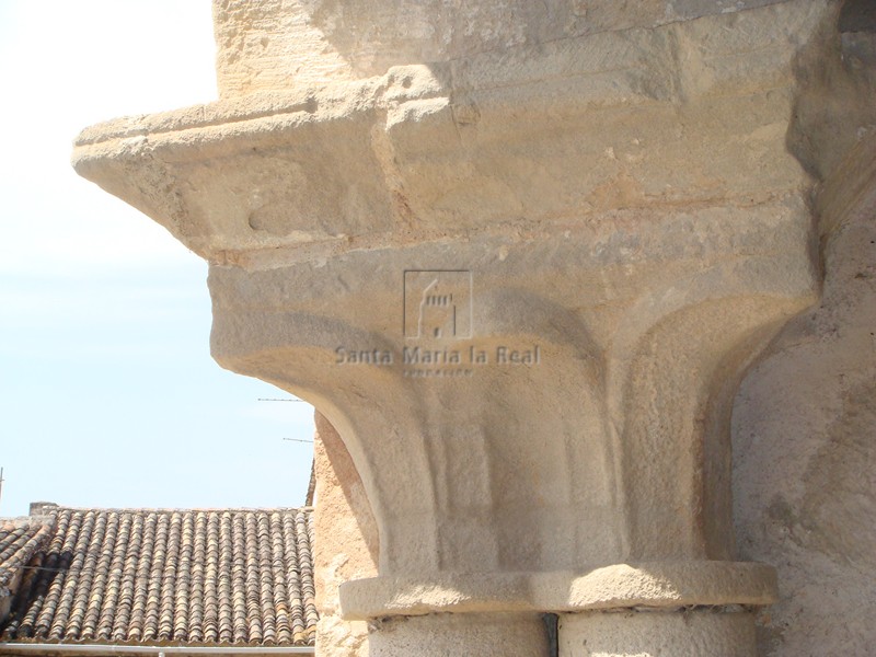 Capitel del pórtico