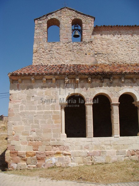 Espadaña y pórtico