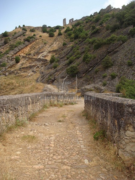 Calzada sobre el puente. Al fondo el castillo