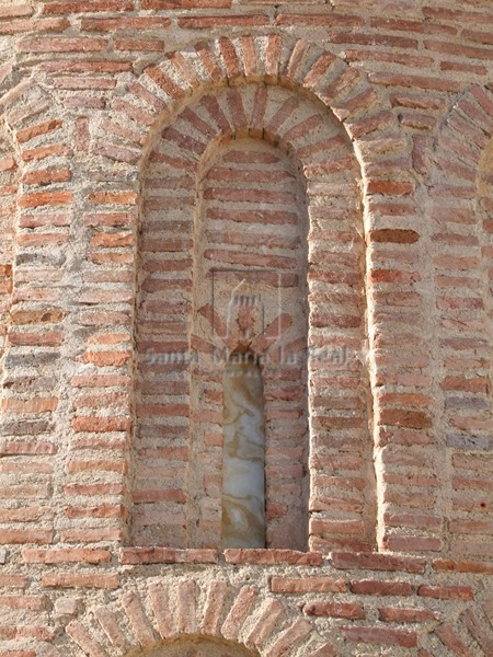 Detalle de una arquería del ábside