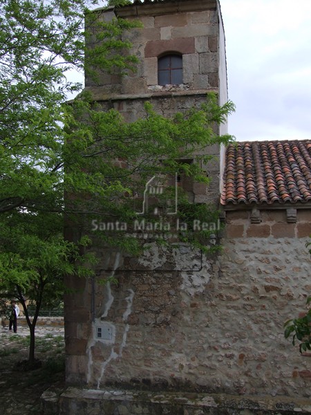 Muro sur y espadaña