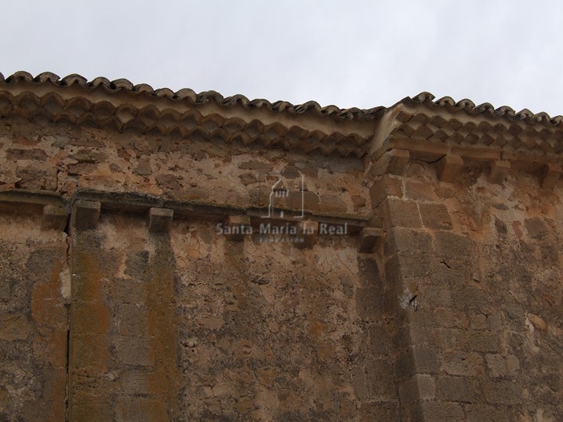 Detalle de la cornisa del presbiterio