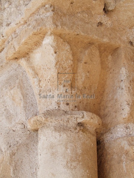Capitel vegetal del lado izquierdo de la portada Capitel vegetal del lado izquierdo de la portada