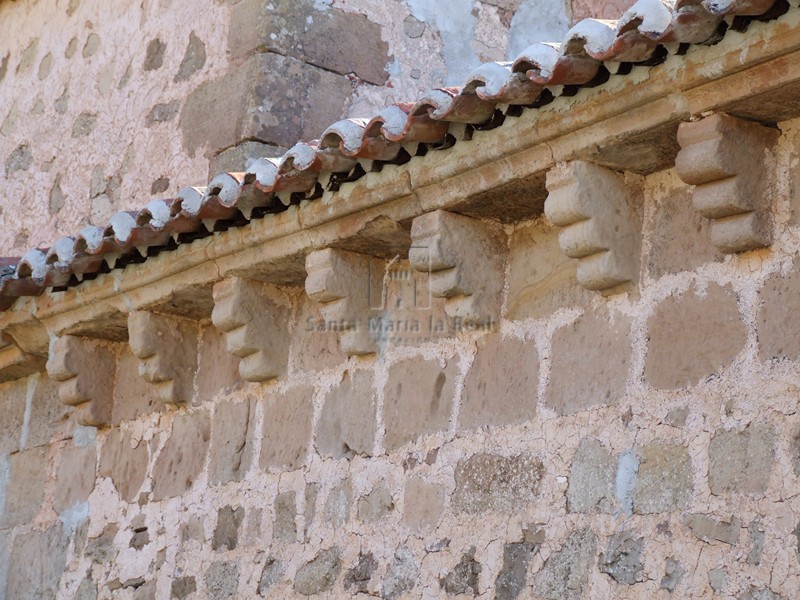 Canecillos en el muro norte