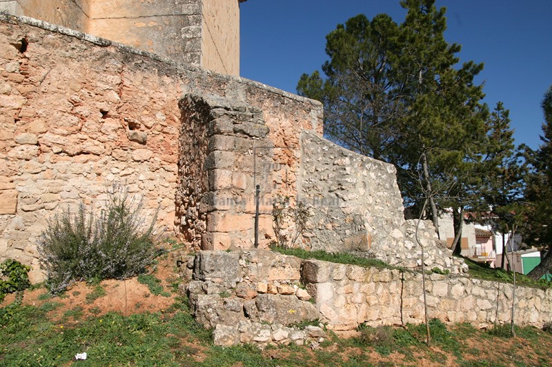 Detalle del muro que rodea la iglesia Detalle del muro que rodea la iglesia