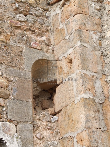Vano cegado del muro norte de la cabecera