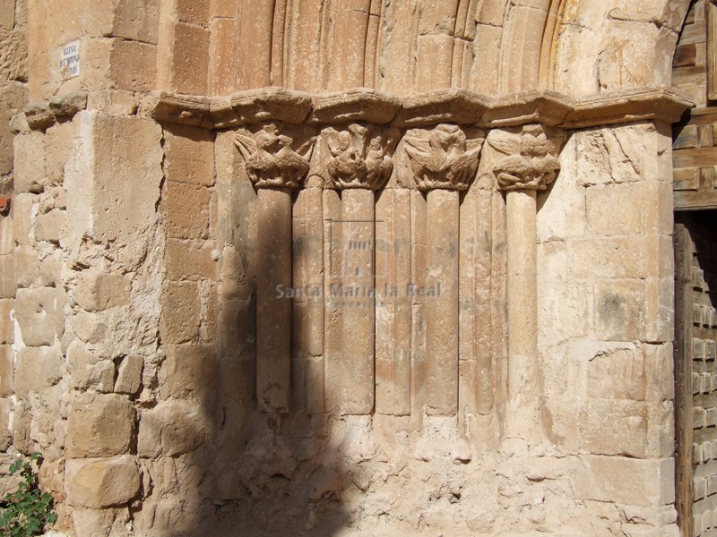 Capiteles del lado izquierdo de la portada sur