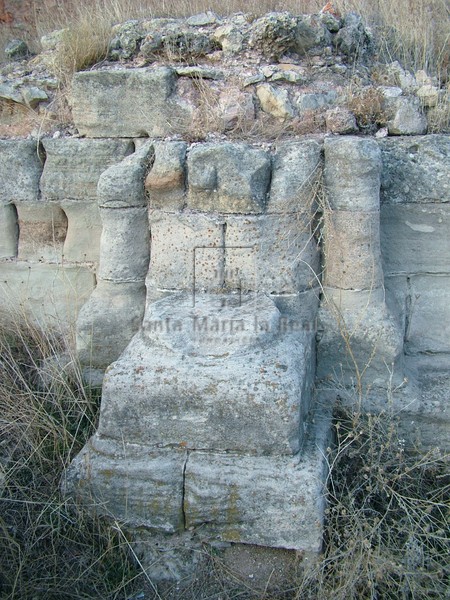 Detalle de los basamentos de la iglesia