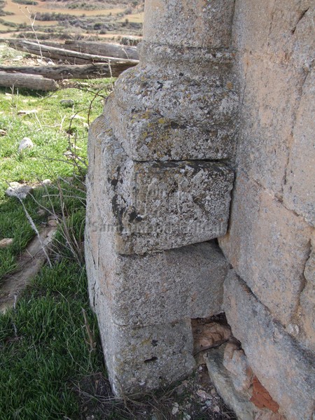 Detalle de basa de columna adosada del ábside