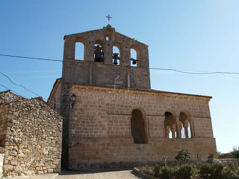 Espadaña y pórtico