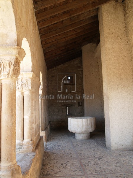 Interior del pórtico y pila bautismal