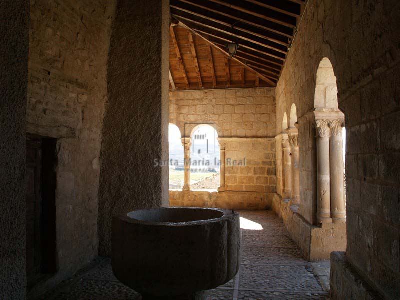 Interior del pórtico y pila bautismal