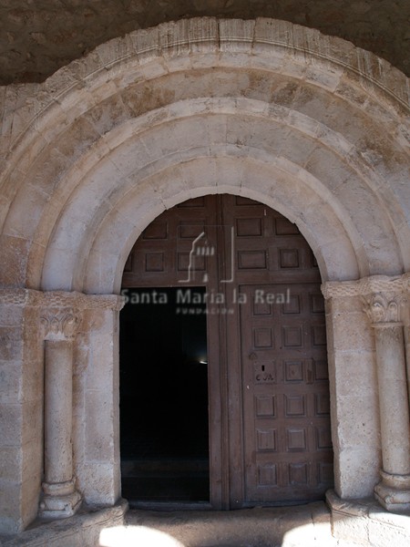 Portada de acceso a la iglesia