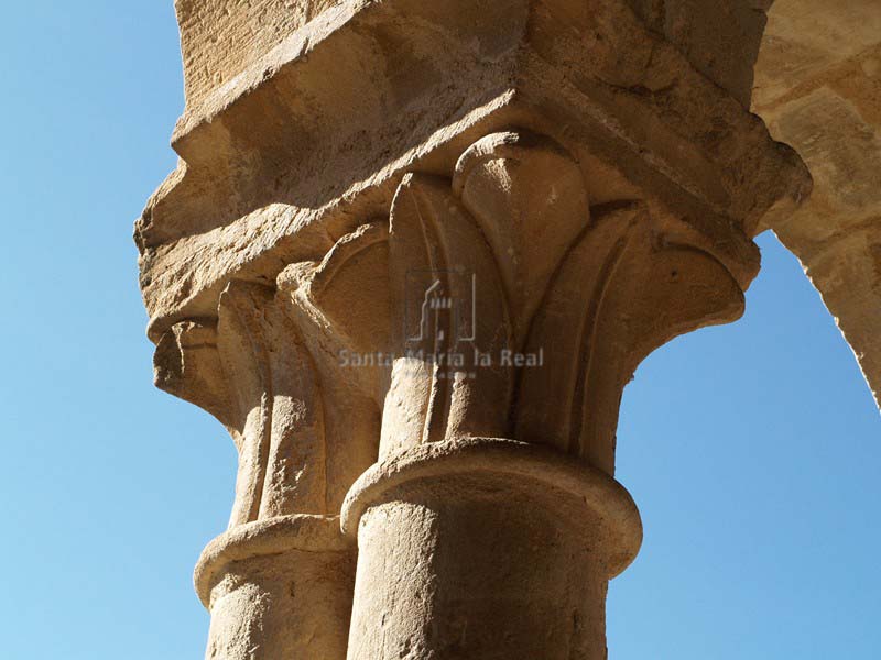 Capitel de la galería porticada