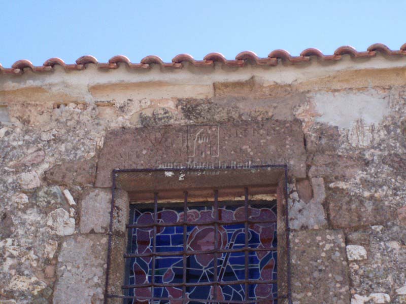 Detalle de ventana con inscripción en el dintel