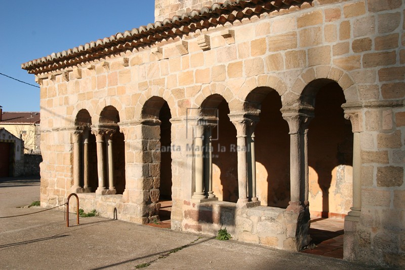 Detalle de la galería porticada