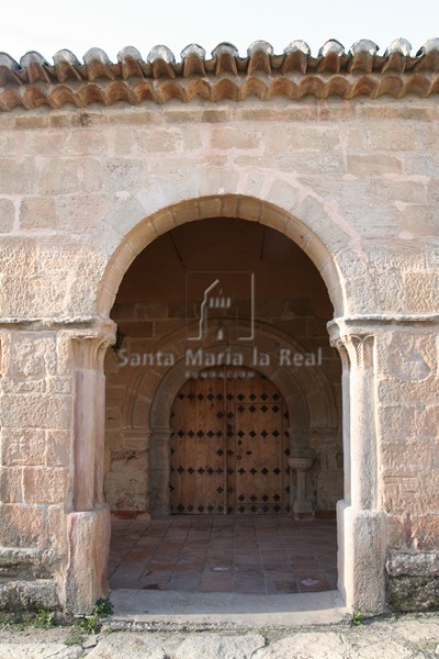 Puerta de acceso de la galería porticada