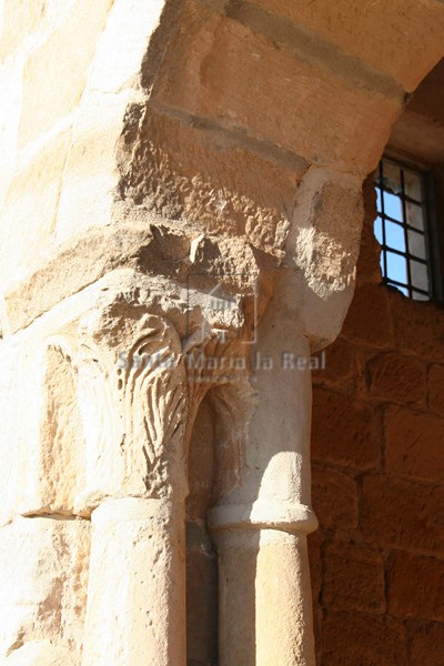 Capiteles de la galería porticada