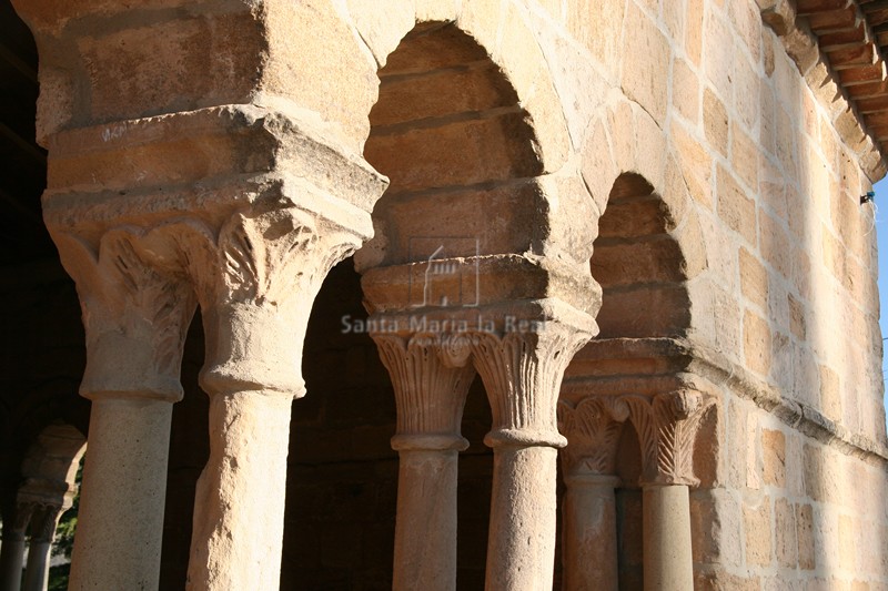 Capiteles de la galería porticada
