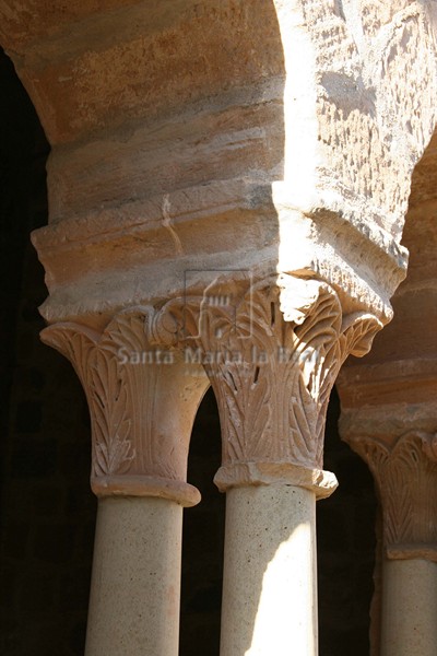 Capiteles de la galería porticada