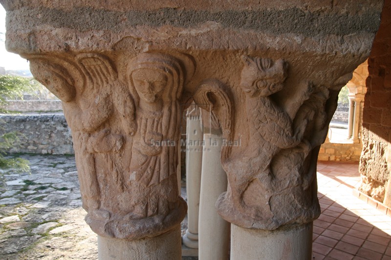 Capiteles de la galería porticada