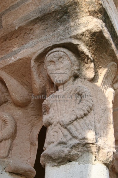 Detalle de capitel del pórtico