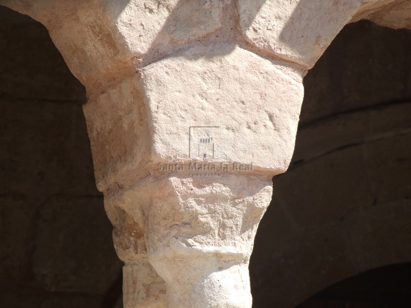 Capitel del pórtico