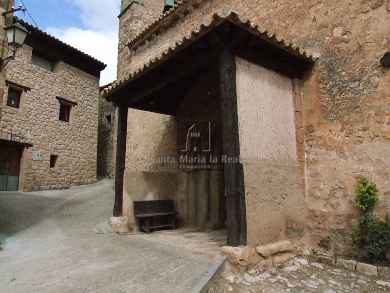 Vista del pórtico de entrada del muro sur