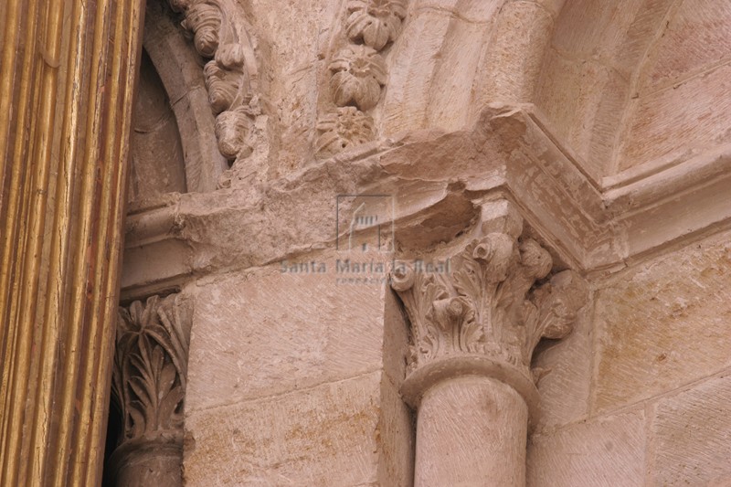 Capitel de arco ciego del presbiterio