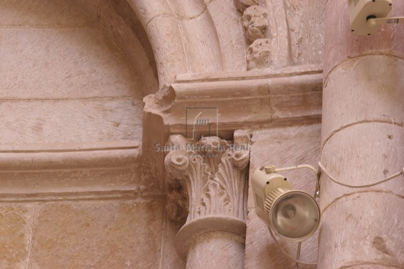Capitel de arco ciego del presbiterio Capitel de arco ciego del presbiterio