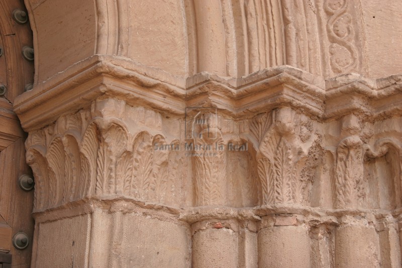 Capiteles de la portada del lado de la Epístola de la fachada occidental