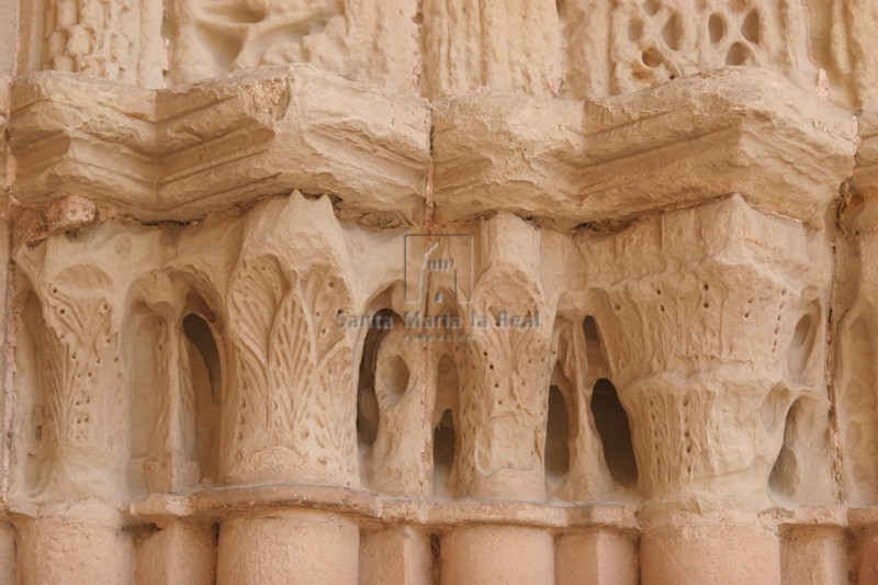Capiteles de la portada del lado del Evangelio de la fachada occidental