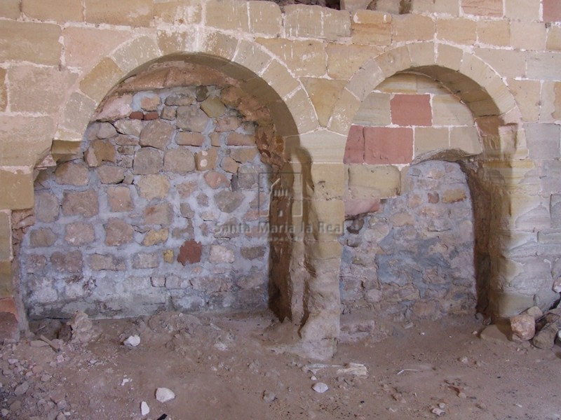 Arcos ciegos del interior del presbiterio