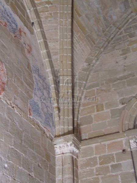 Arranque de bóveda y pinturas murales