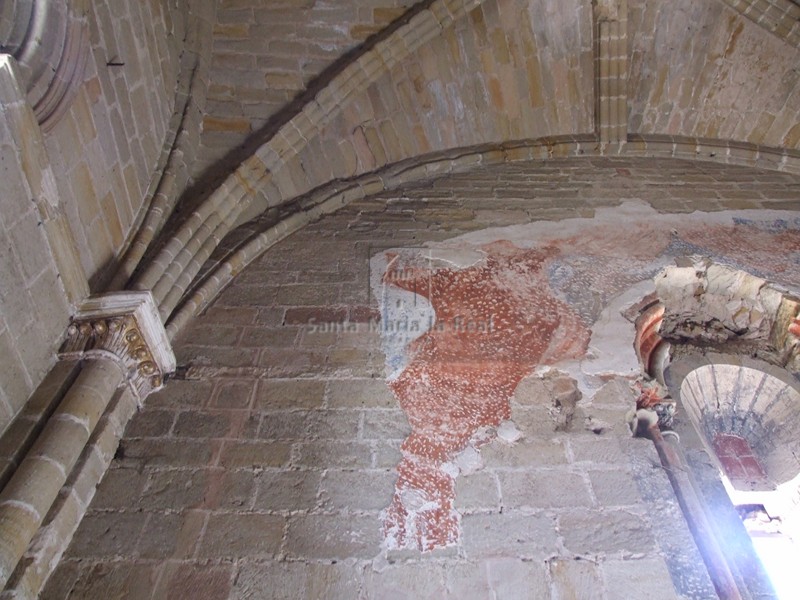 Restos de pinturas murales del interior