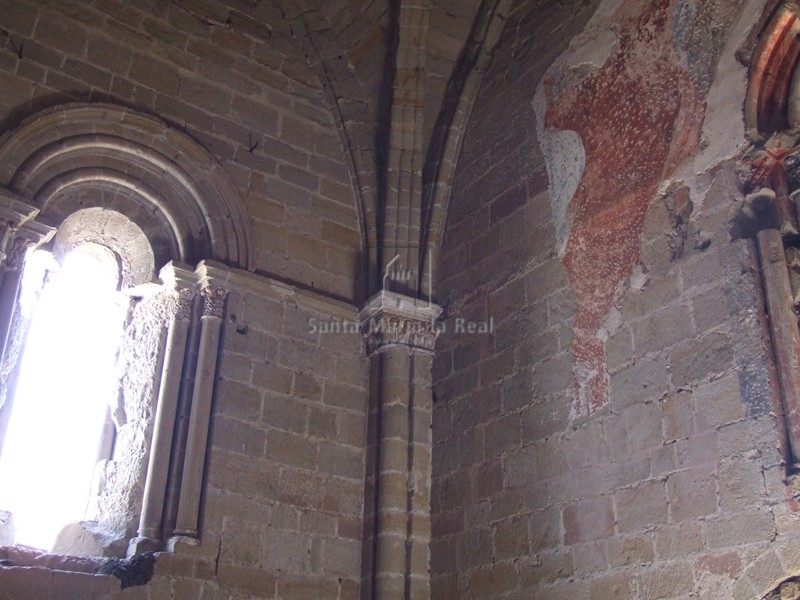 Restos de pinturas murales y ventana del interior