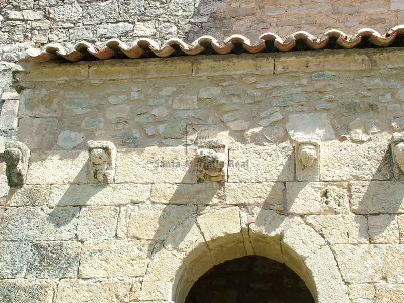Canecillos del pórtico