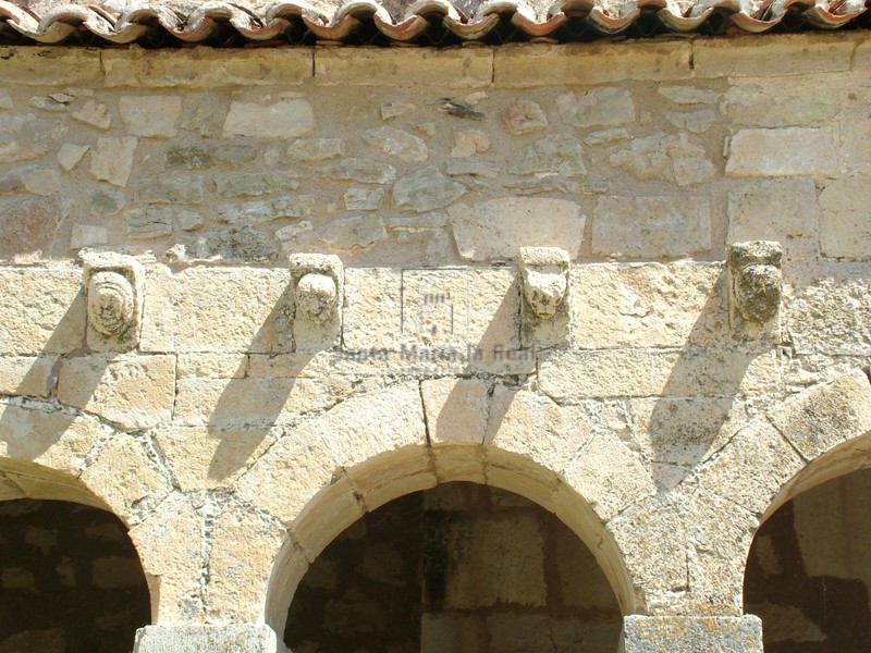 Detalle de los canecillos del pórtico