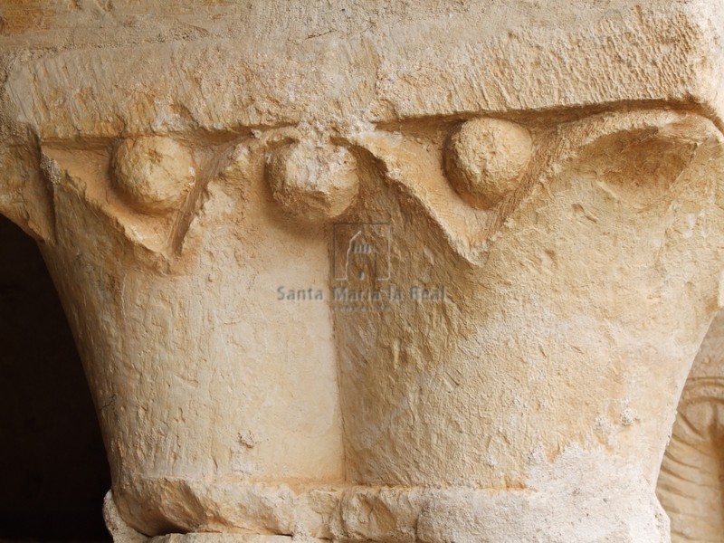 Capitel del pórtico